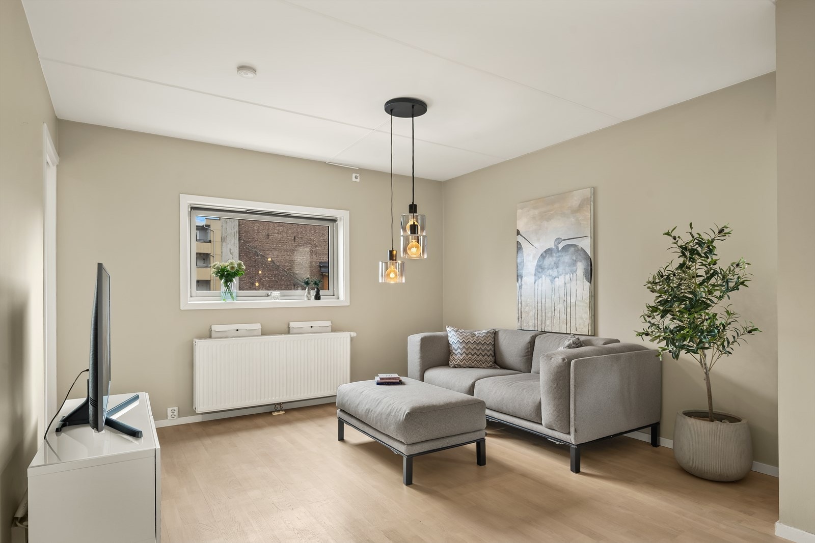 Lys og innbydende stue. Det er varme via radiatorer inkludert i felleskostnader Galleribilde