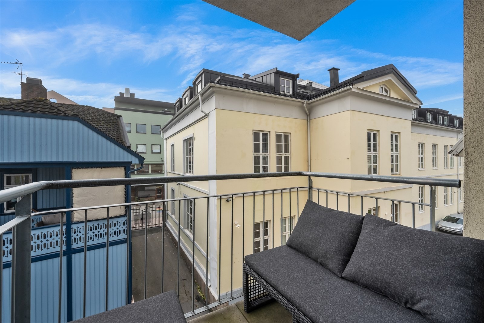 Balkongen vender mot en stille bakgård Galleribilde