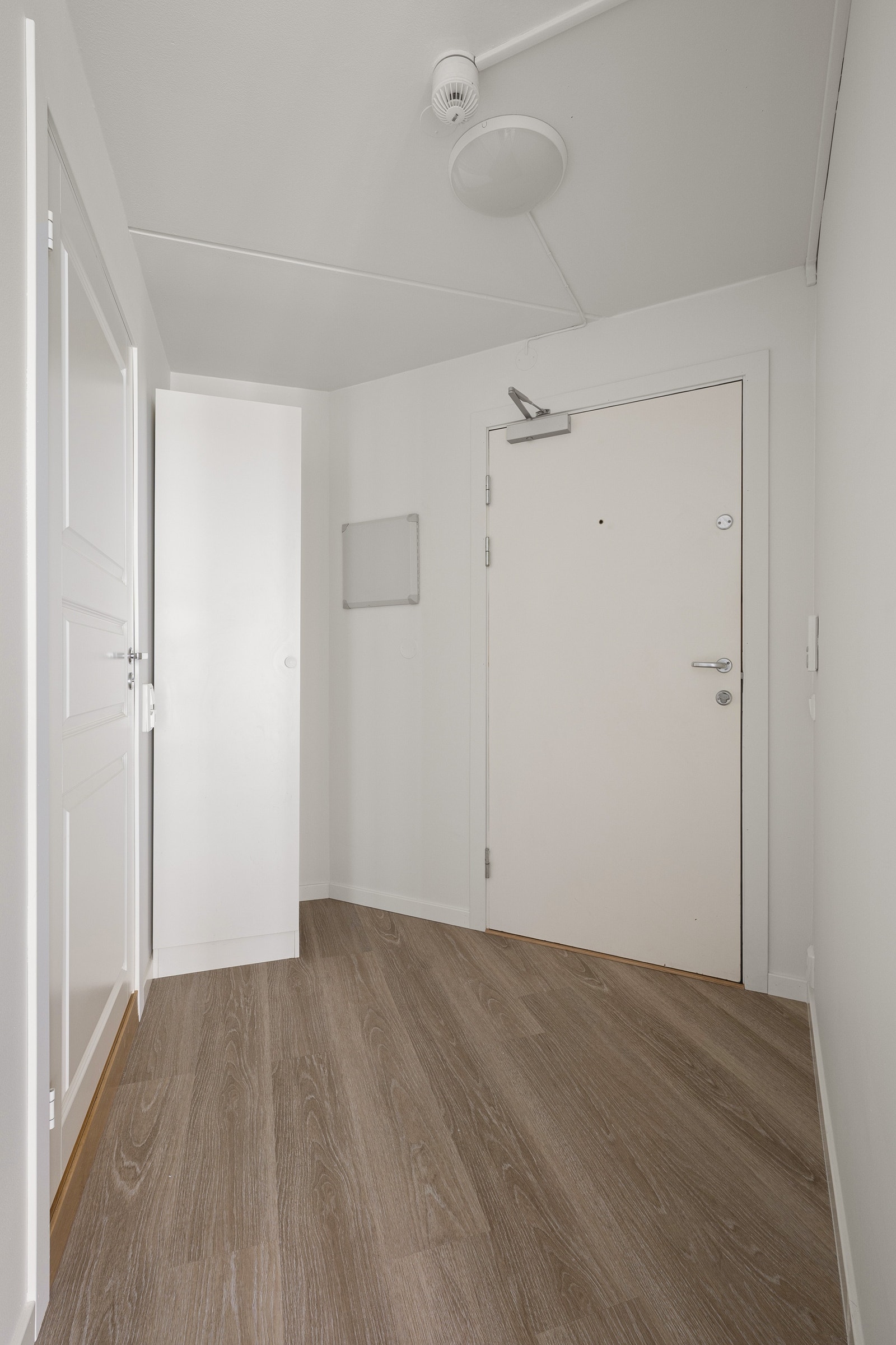 Entre med garderobe Galleribilde