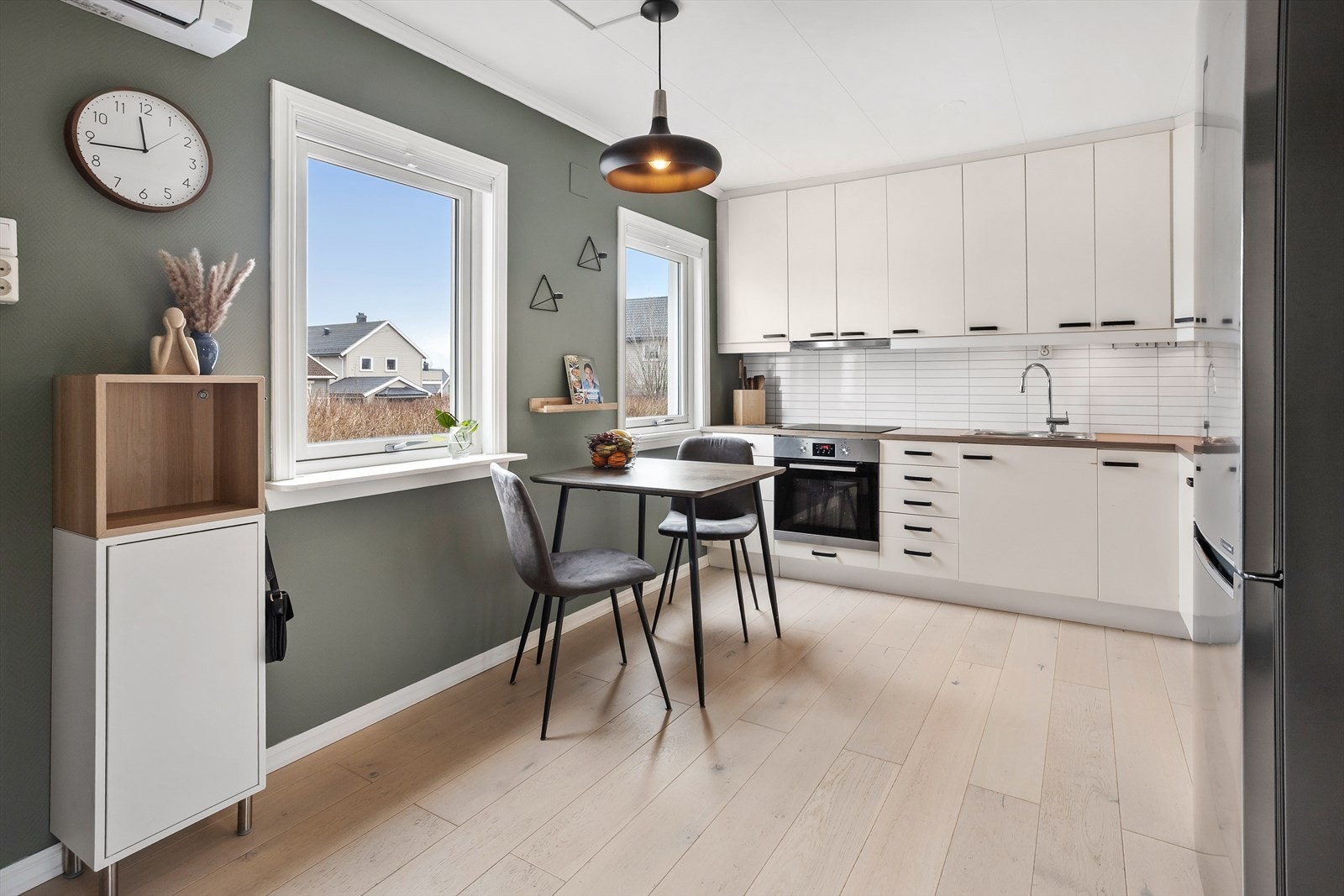 Kjøkkenet er i egen sone og innehar moderne slette fronter med takhøye overskap som gir godt med lagringsplass. Galleribilde