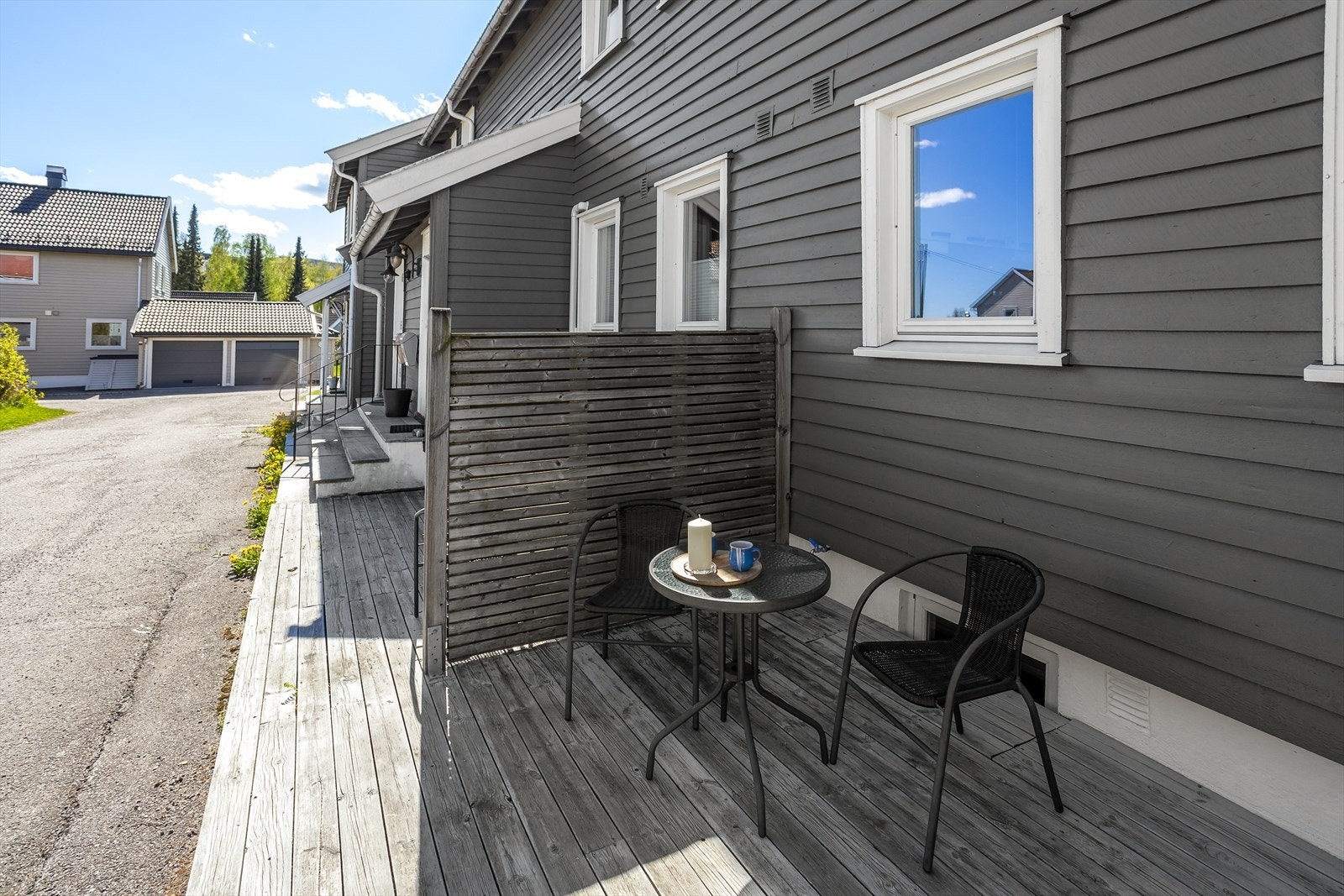 Hyggelig inngangsparti med plass til cafésett. Galleribilde