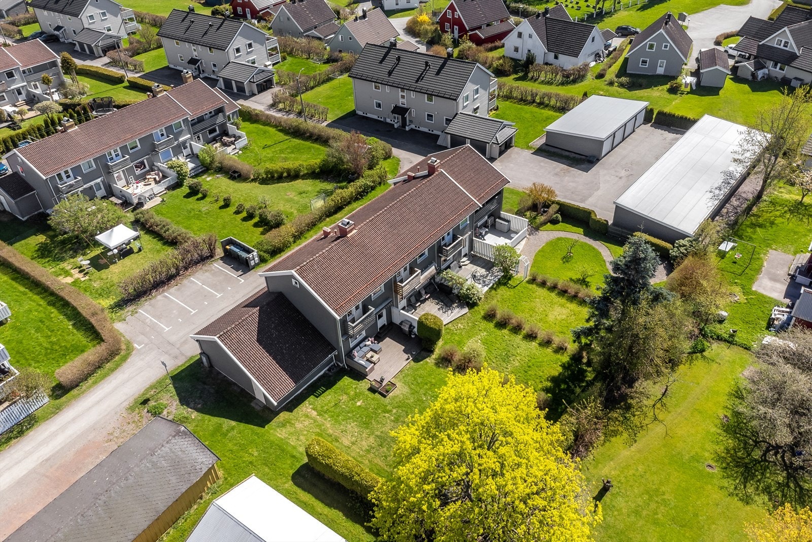 Her bor du i rolige omgivelser rett ved Byskogen, men samtidig er du nær byens fasiliteter. Solvang er derfor et ideelt valg for familier, par og enslige som ønsker en fredelig atmosfære med kort avstand til byens tilbud. Galleribilde