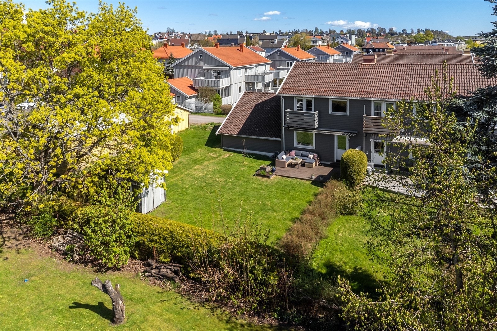 Leiligheten har to uteområder på bakkeplan vendt mot øst og vest, så her har du deilig morgensol og herlig kveldssol. Galleribilde