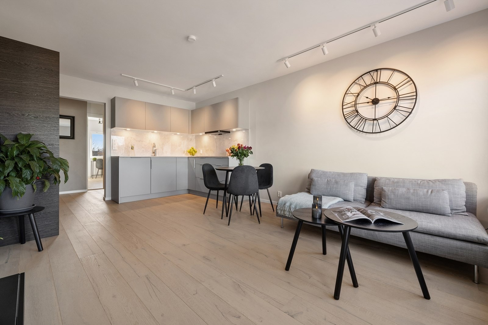 Lys og moderne leilighet med oppgraderte overflater fra 2026, som gir et stilrent og innbydende preg. Galleribilde