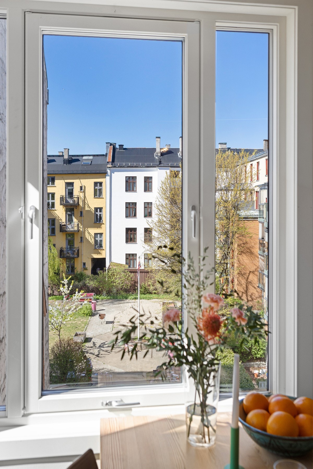Utsyn mot bakgård fra kjøkken. Bakgården er under oppussing i disse dager. Galleribilde