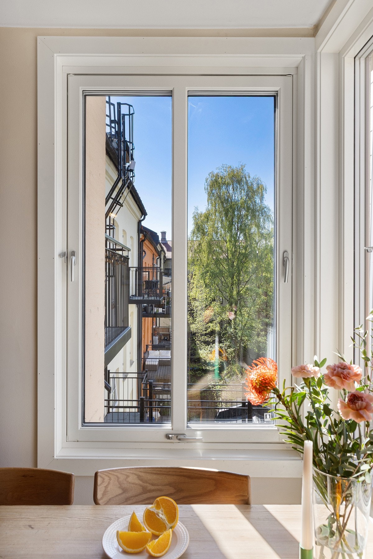 Det er vindusflater i to retnininger på kjøkkenet, noe som bidrar med gode lysforhold og fint utsyn. Galleribilde