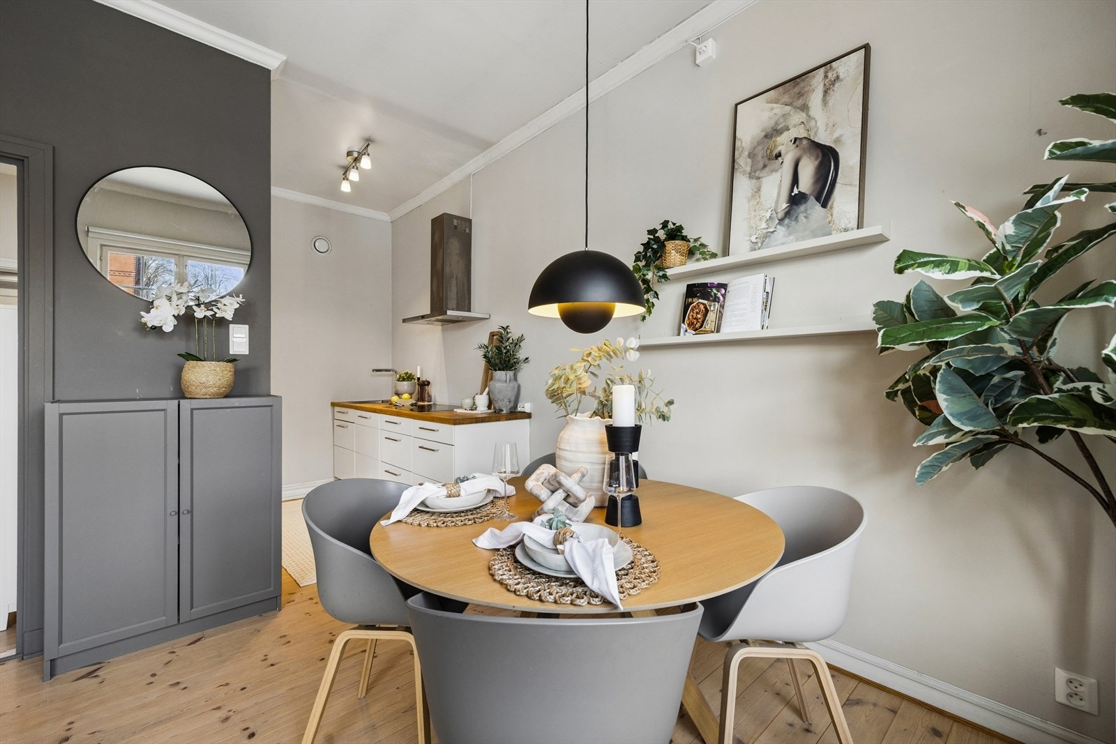 Spisebordet finner sin naturlige plassering ved kjøkkensonen. Galleribilde