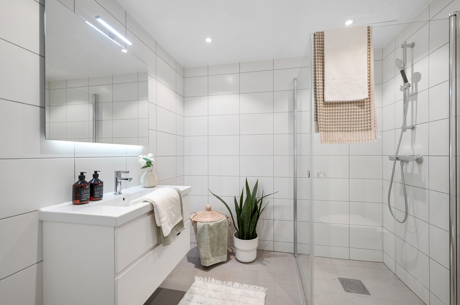 Moderne og stilrent bad. Det er opplegg for vaskemaskin. Varme i gulv og downlights i himling. Galleribilde