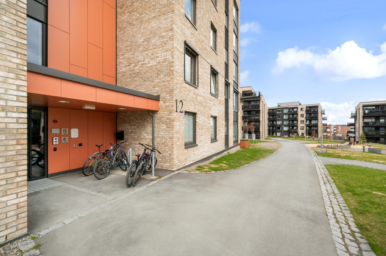 Inngangsparti med sykkelparkering utenfor. Velkommen til en hyggelig visning! Galleribilde