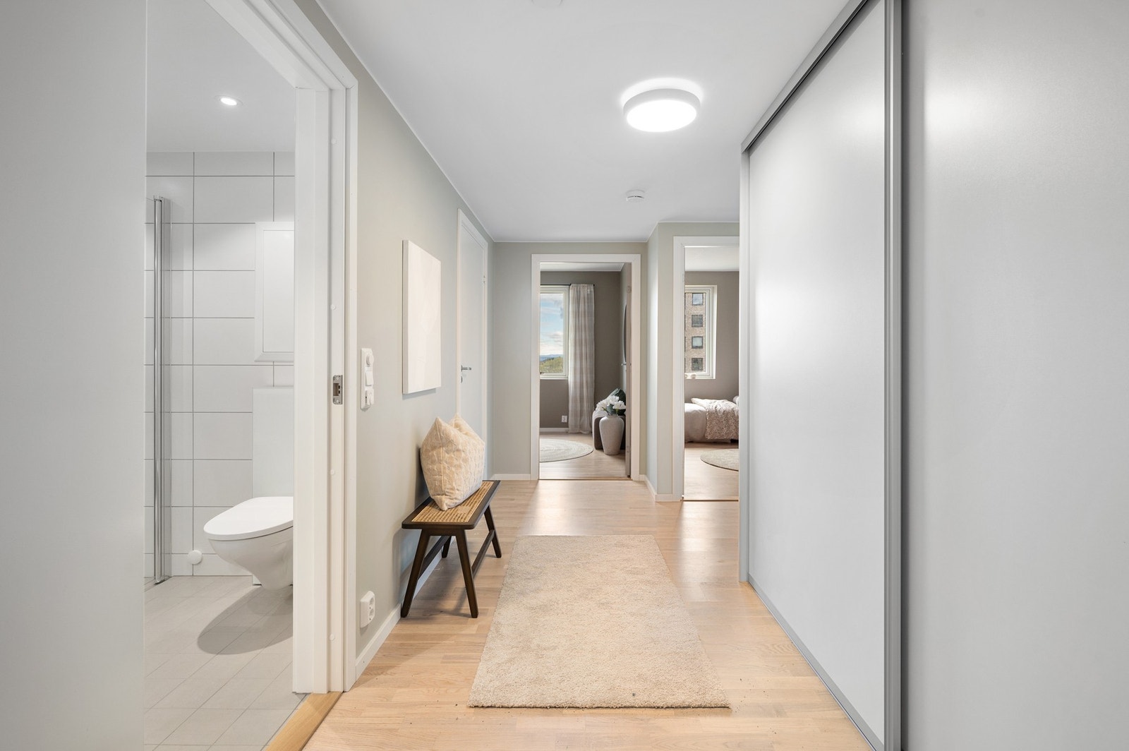 Entré er innredet med en praktisk skyvdørsgarderobe med god plass til alt av yttertøy og sko. Galleribilde
