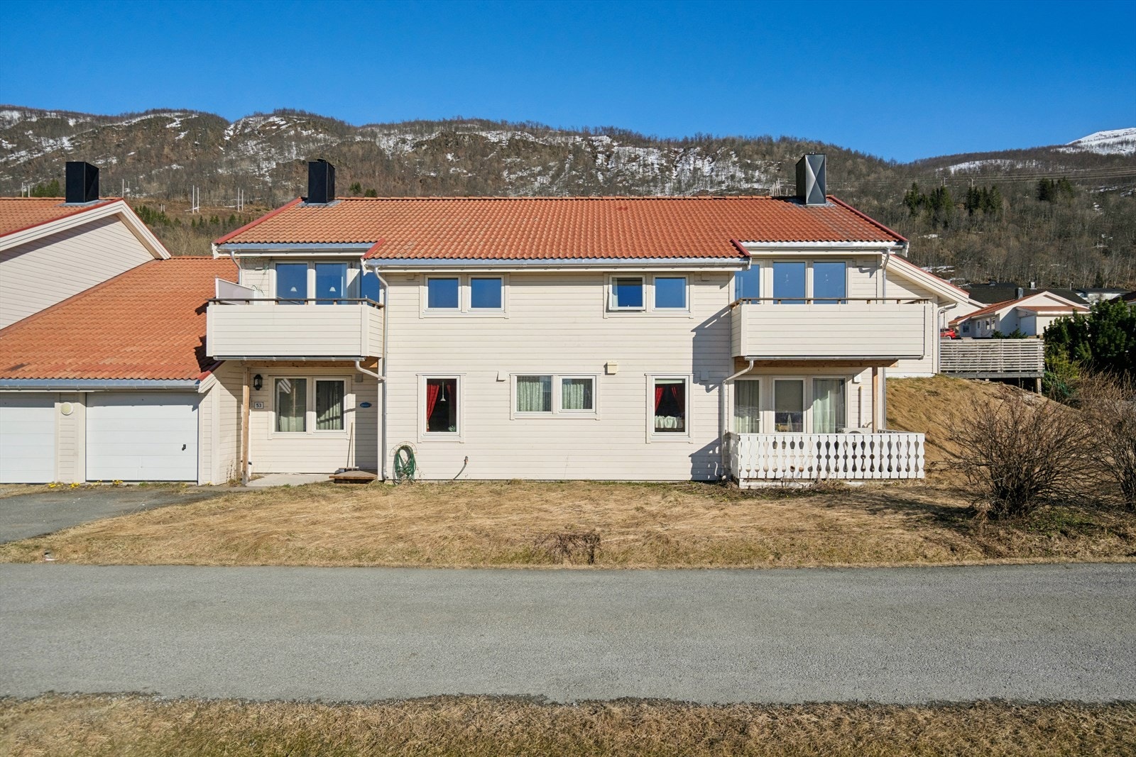 Leiligheten ligger i et veletablert, sjønært og rolig område. I Solligården Borettslag er det kun pensjonister som kan eie andel og BRL har felles fasiliteter som grendehus og naust tilgjengelig for beboerne. Galleribilde