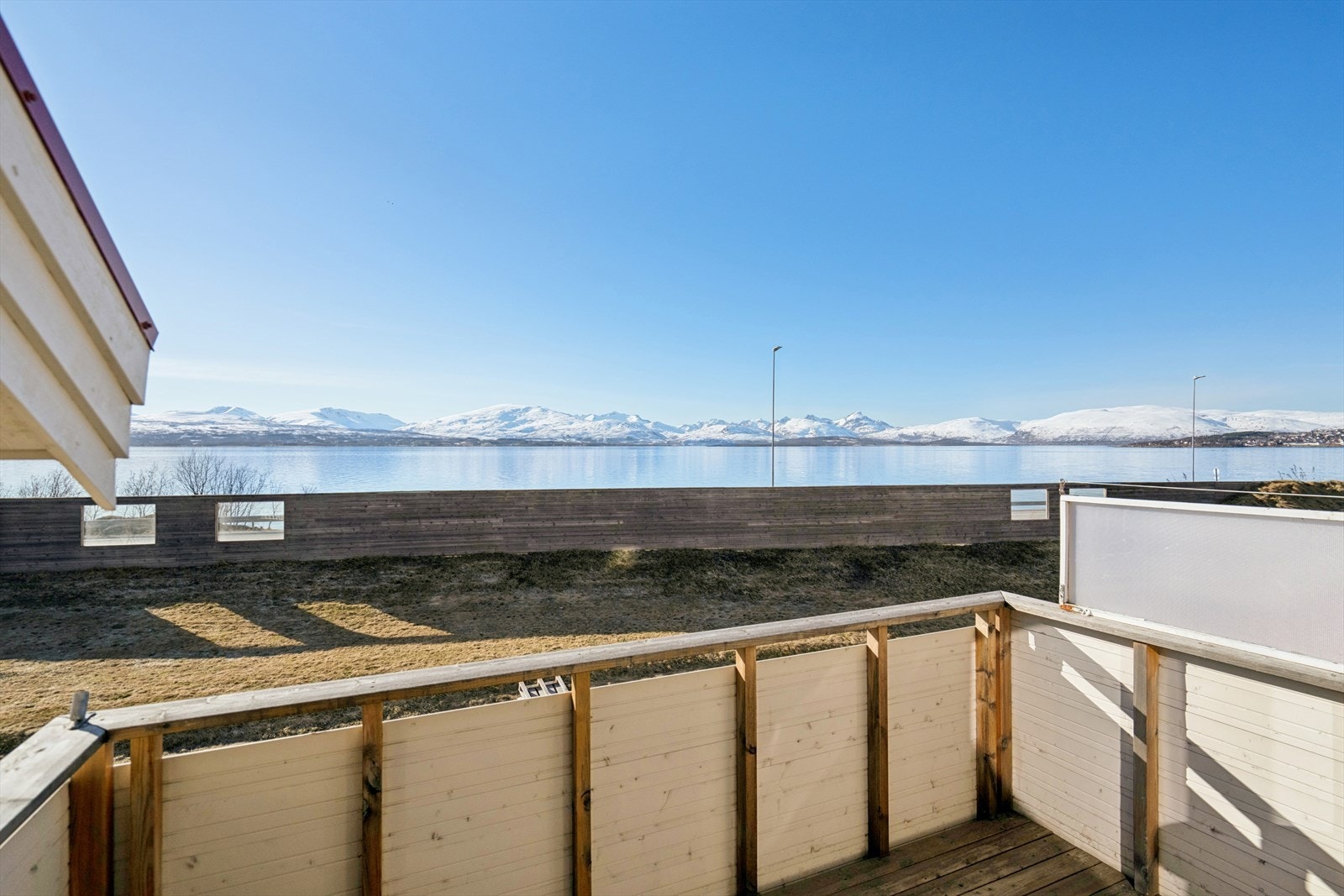 Balkongen har en nydelig utsikt og god plass til utemøbler, og egner seg perfekt for avslappende stunder, morgenkaffe eller hyggelige kvelder med utsikt mot sundet og fjellene. Galleribilde