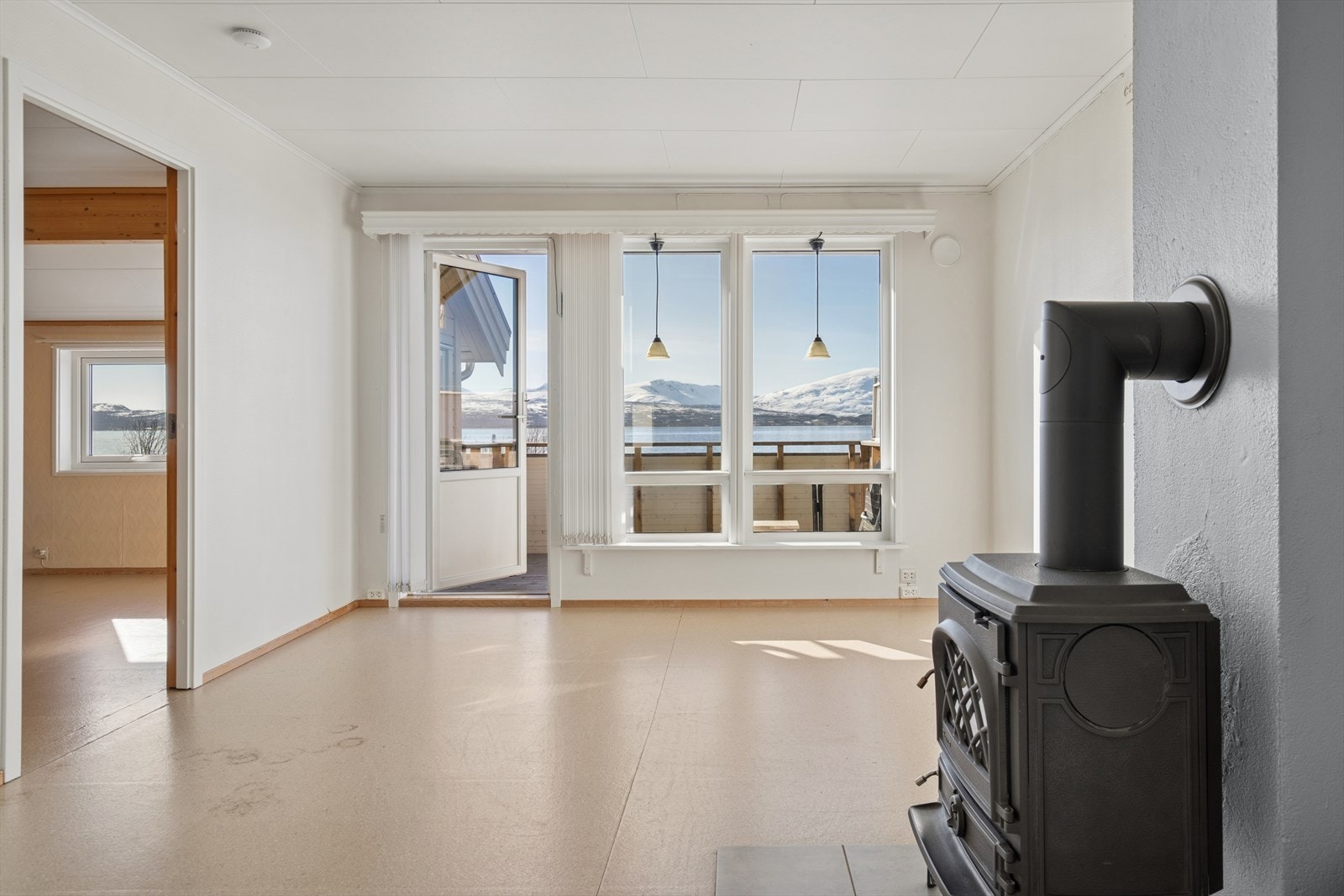 Rommet er lett å møblere, med god plass til både sofagruppe og spisebord. Galleribilde