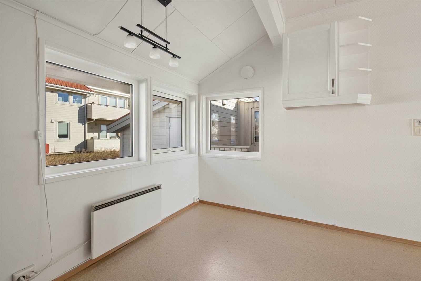 Vinduer ved spiseplassen slipper inn rikelig med dagslys. Galleribilde