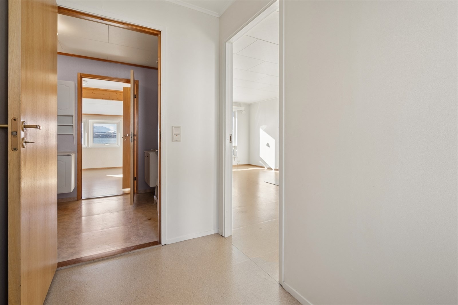 Fra gangen er det adkomst til leilighetens øvrige rom, noe som gir en oversiktlig og funksjonell planløsning. Gangen fungerer som et naturlig bindeledd mellom rommene og bidrar til en god flyt i boligen. Galleribilde