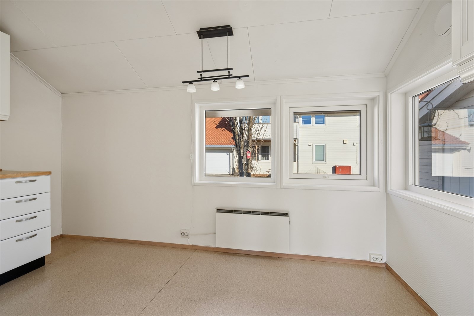 I tilknytning til kjøkkenet er det en naturlig plass for en spiseplass. Galleribilde