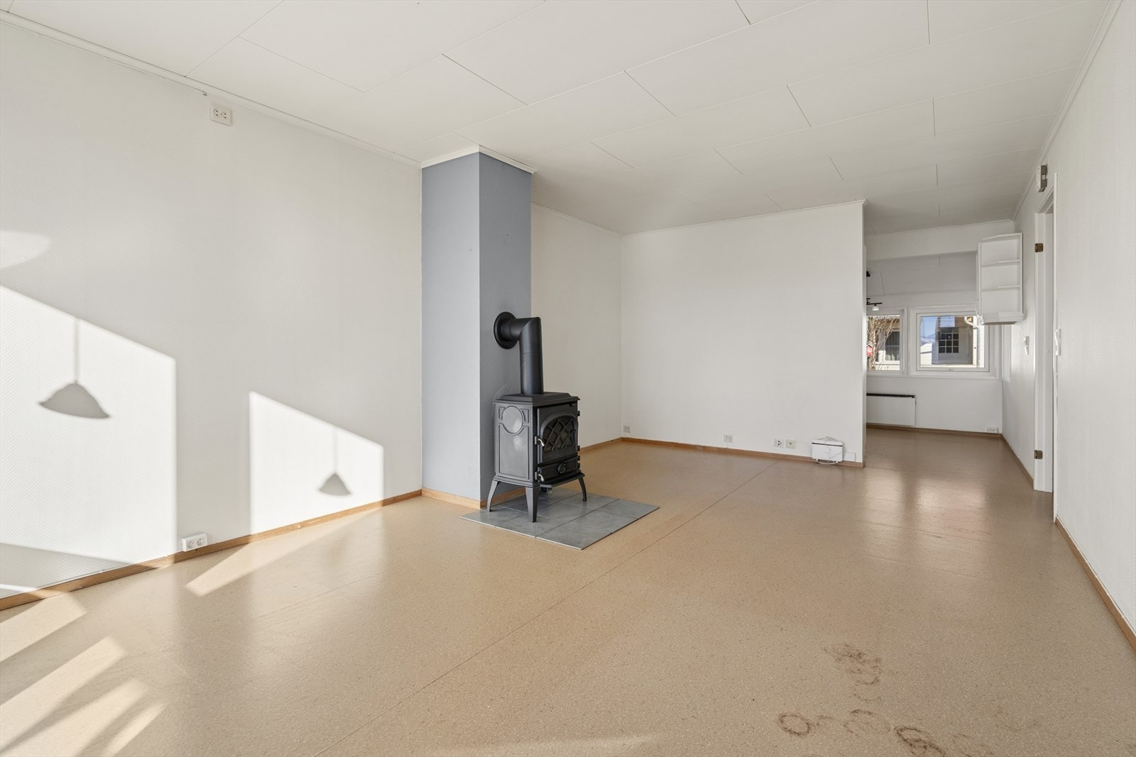 En sentralt plassert vedovn gir en effektiv og supplerende varmekilde. Galleribilde