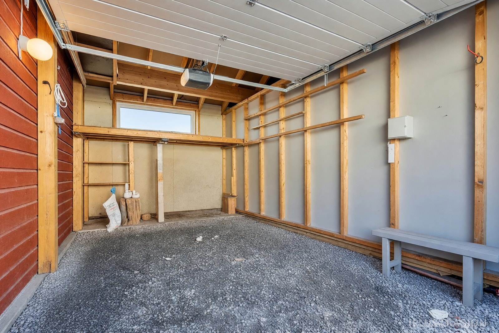 AI har fjernet rot i garasjen. Megler har opprinnelig bilde og sender på forespørsel. Galleribilde