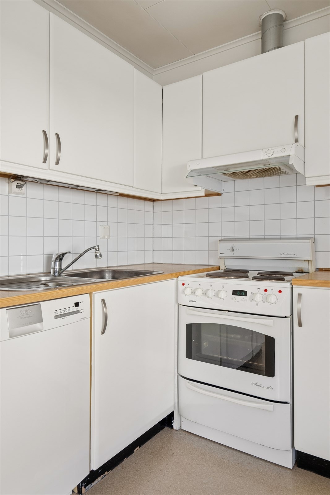 Kjøkkeninnredningen har hvite fronter og er utstyrt med frittstående hvitevarer. Galleribilde
