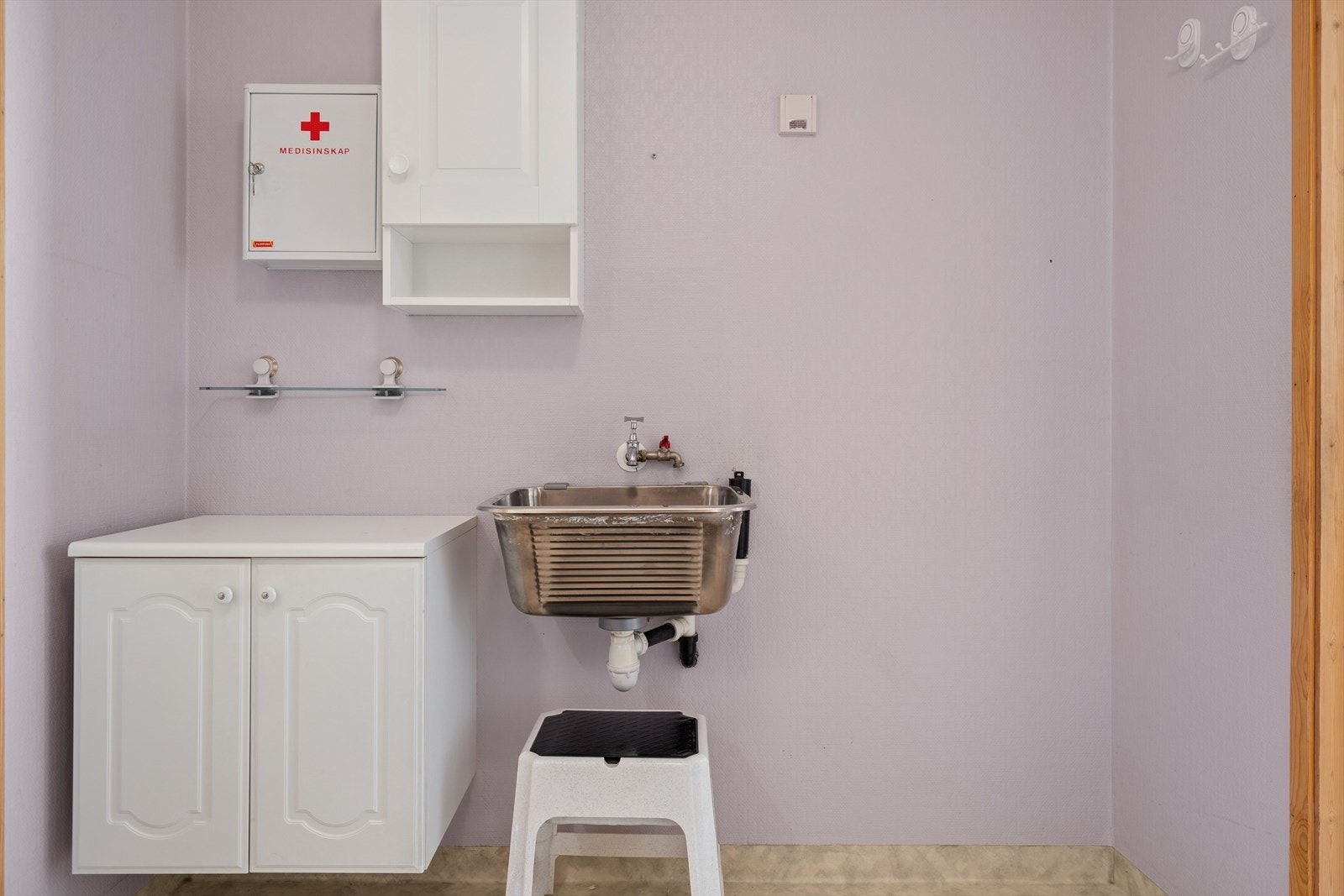 I en egen del av badet er det utslagsvask og opplegg for vaskemaskin. Galleribilde