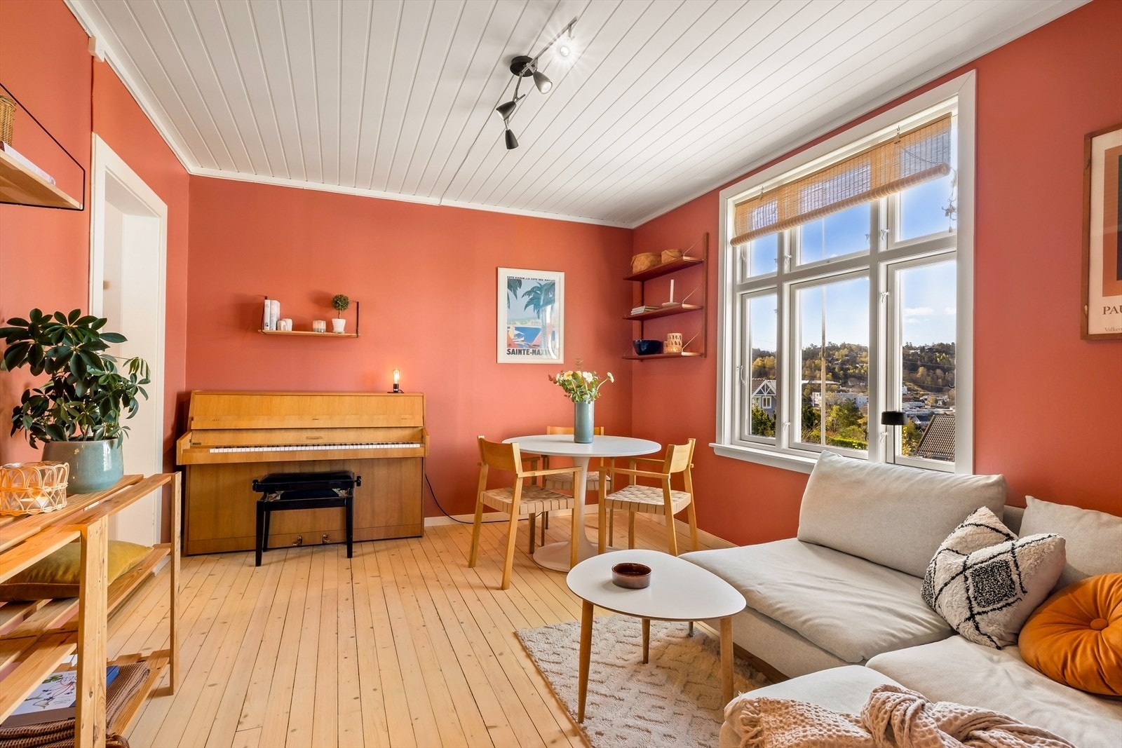 Et lunt og hyggelig oppholdsrom med panel i taket. Galleribilde