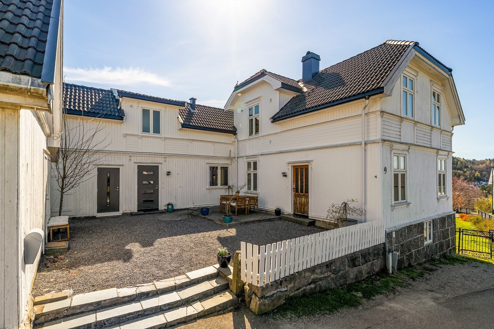 Gårdsplassen gir en hyggelig skjermet og privat sone mellom bygningskroppene. Galleribilde