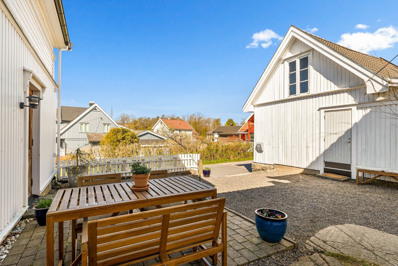 Utsikt fra gårdsplassen mot nabolaget. Galleribilde