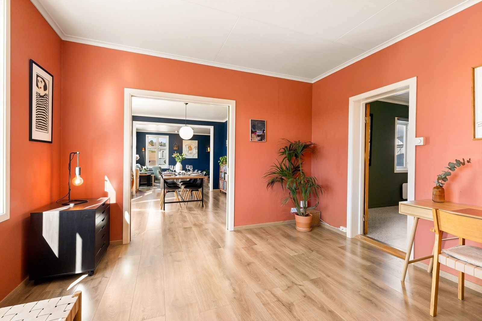 Rommet har god plass og kan innredes som for eksempel stue, kontor eller lekerom. Galleribilde