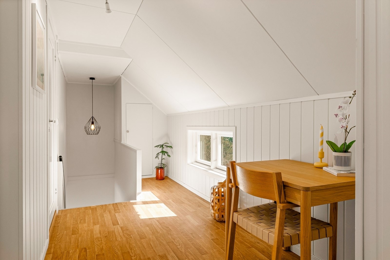 Gangen i 2 etasje med plass til en liten arbeids- eller lesekrok. Galleribilde