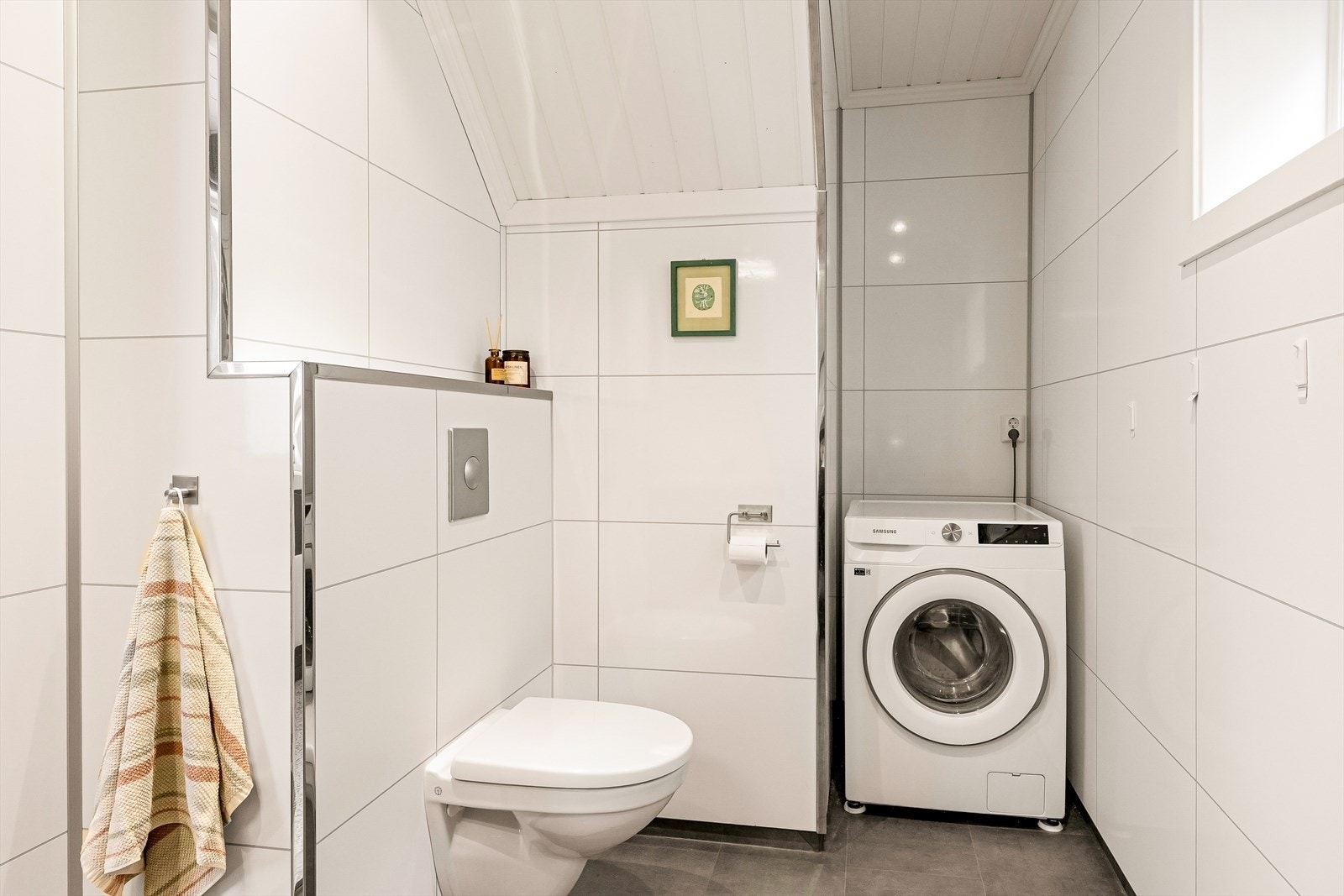 Badet har varmekabler i gulvet, vinylbelegg med oppkant og opplegg for vaskemaskin. Galleribilde