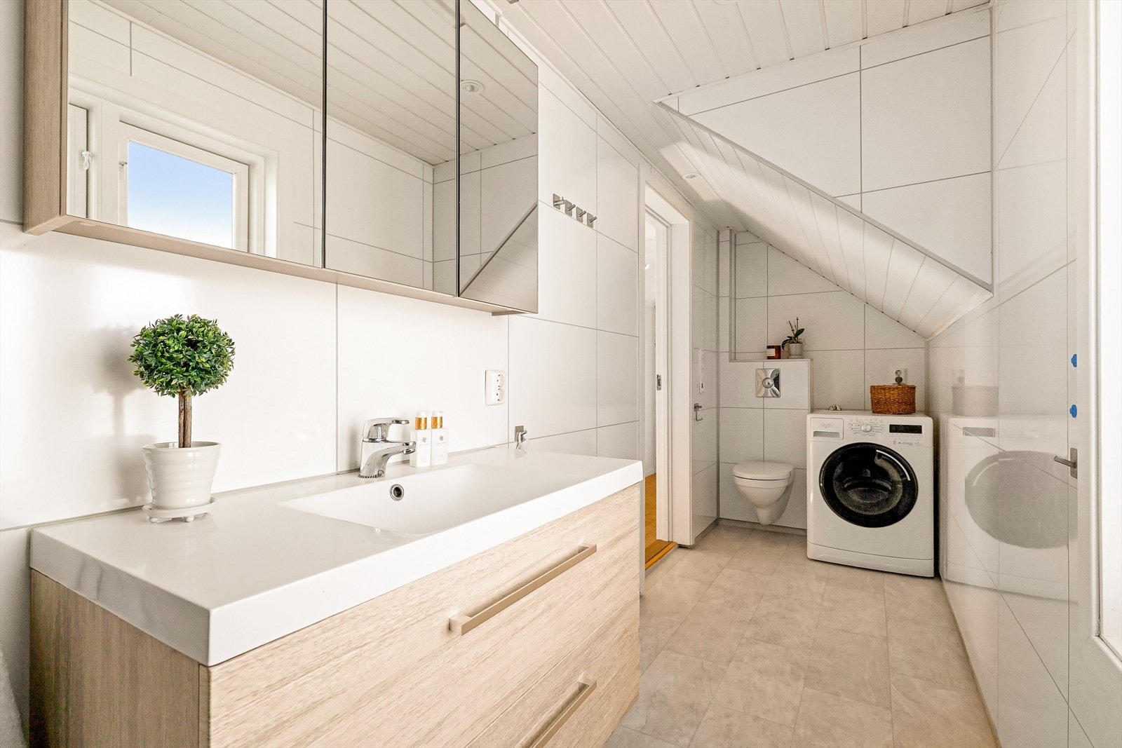 Badet i andre etasje ble pusset opp i 2016 og har varmekabler i gulvet. Galleribilde