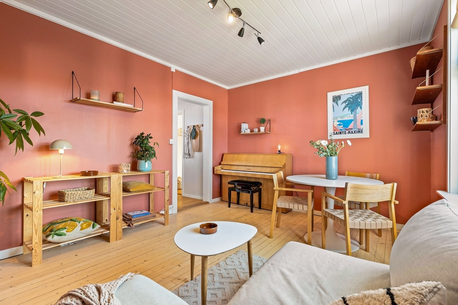 Stuen i andre etasje ble etterisolert i taket i 2016, og gulvet er slipt og lakkert. Galleribilde