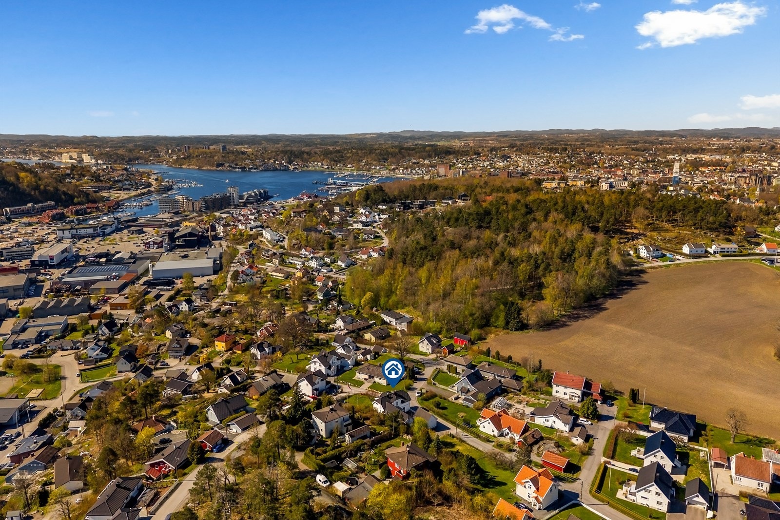 Eiendommen har en sentral beliggenhet med kort vei til Sandefjord sentrum og Hvaltorvet Kjøpesenter. God tilknytning til offentlig transport, med bussholdeplass ved Uranienborgveien 400 meter unna. Galleribilde