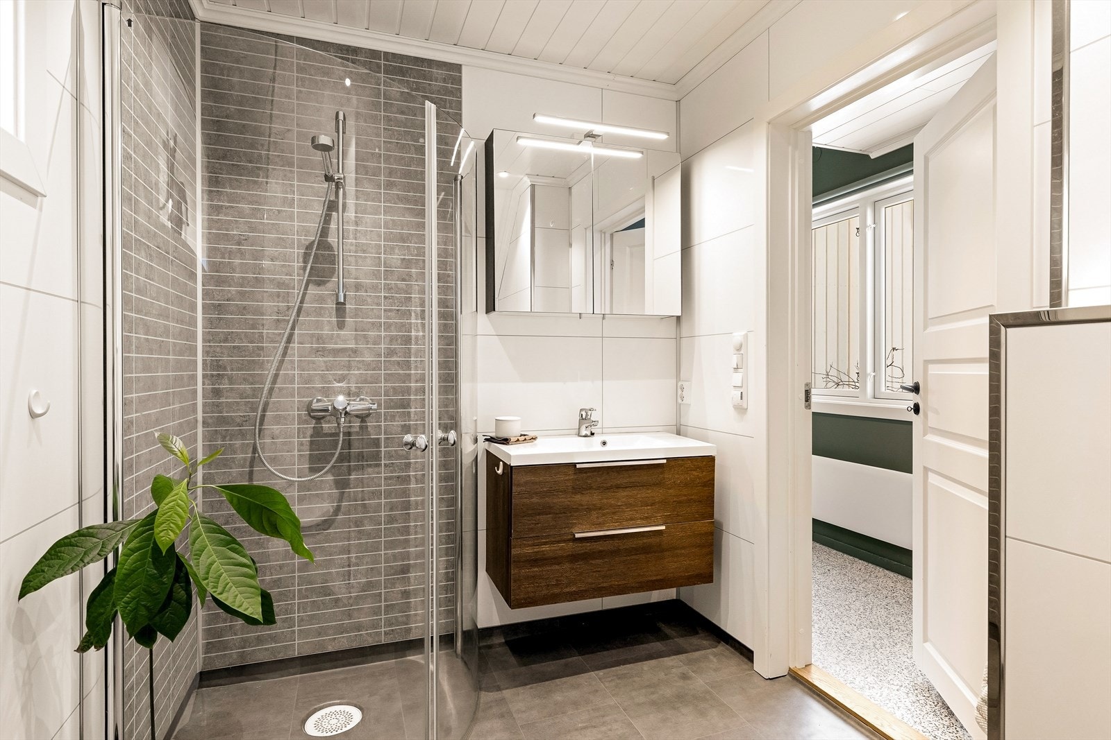 Badet i første etasje ble pusset opp i 2016. Her er det dusjnisje, vegghengt toalett og servantinnredning. Galleribilde