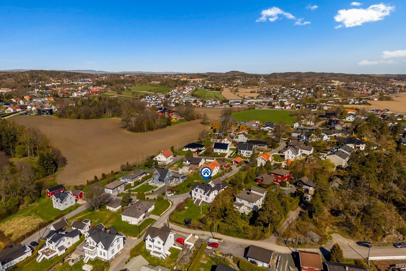 Nærområdet byr på gode turmuligheter, og det er kort vei til skog og mark. Området er barnevennlig med flere skoler og barnehager i nærheten, som Gokstad skole og Epleblomsten Steinerbarnehage. Galleribilde
