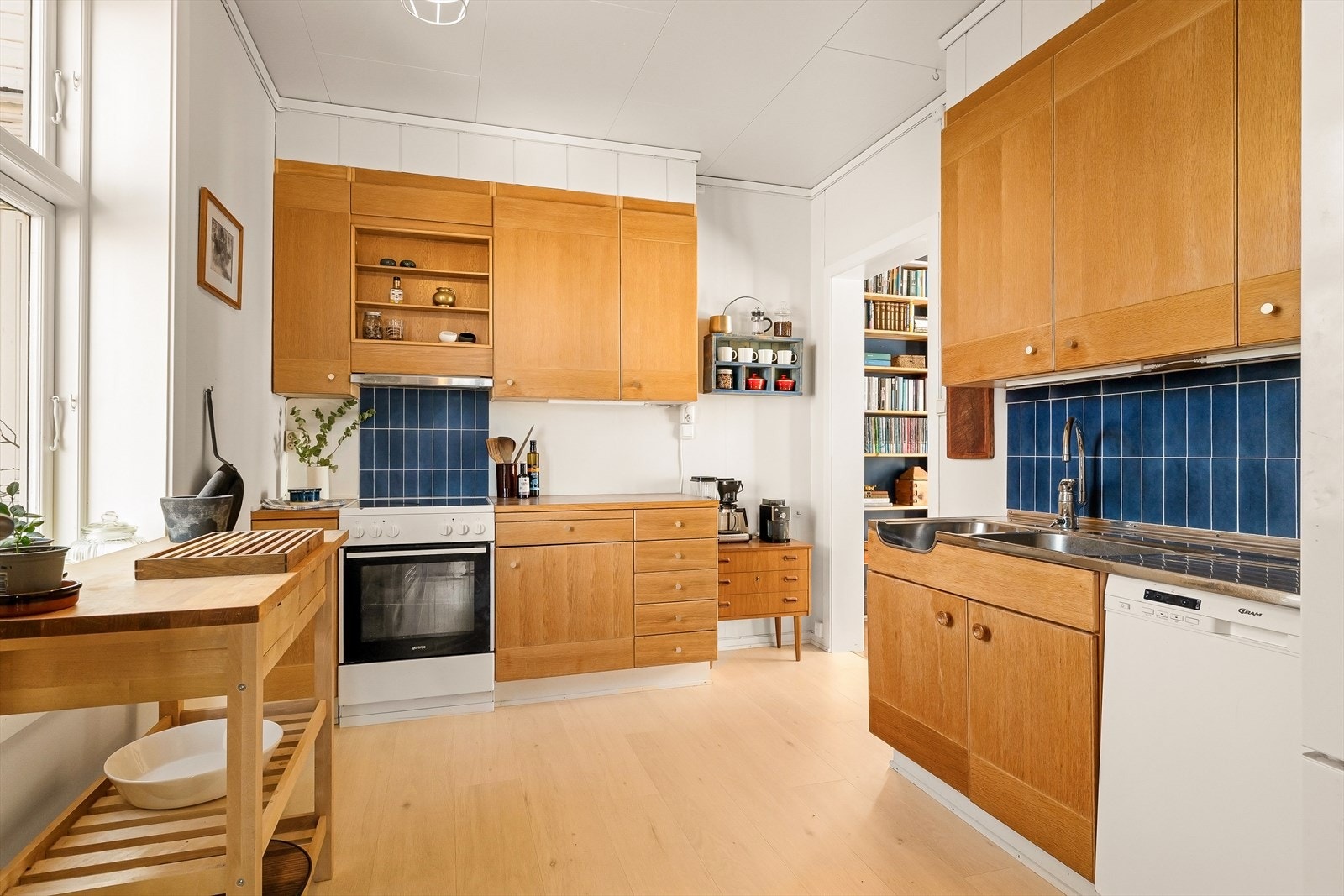Innredningen har godt med skapplass, og det er plass til oppvaskmaskin, komfyr og kjøl/frys. Galleribilde