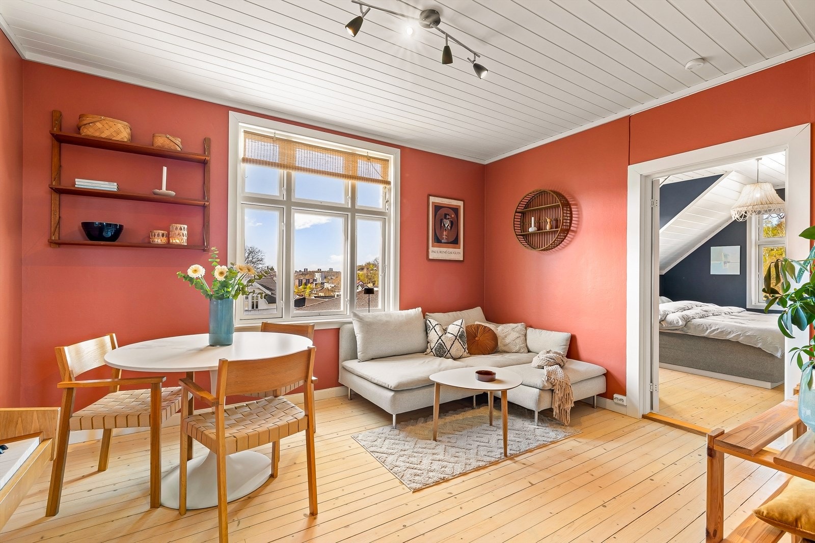 Stuen har plass til både sofagruppe og spisebord. Galleribilde