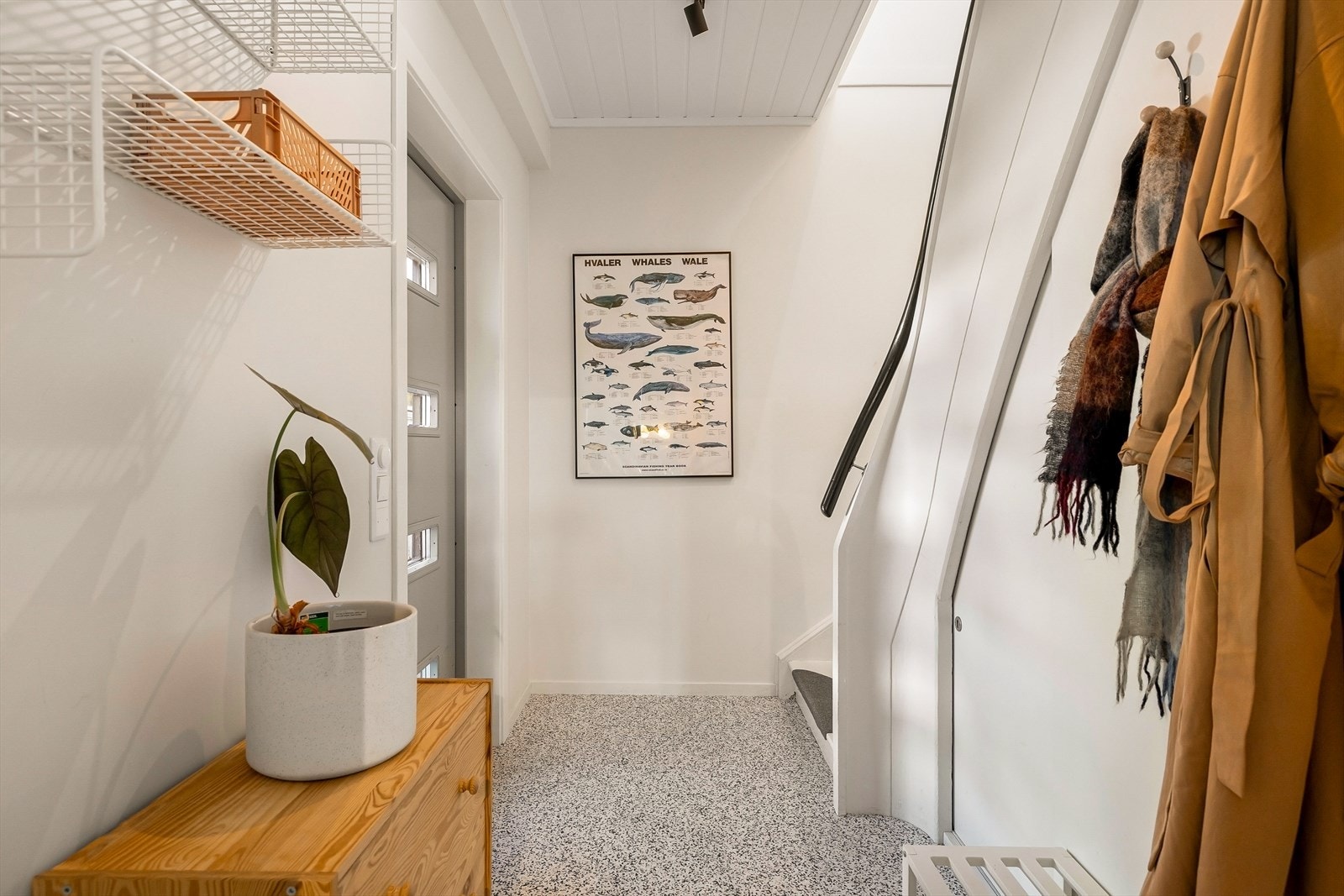 Lys og innbydende entré med god takhøyde og adkomst til begge etasjer. Galleribilde