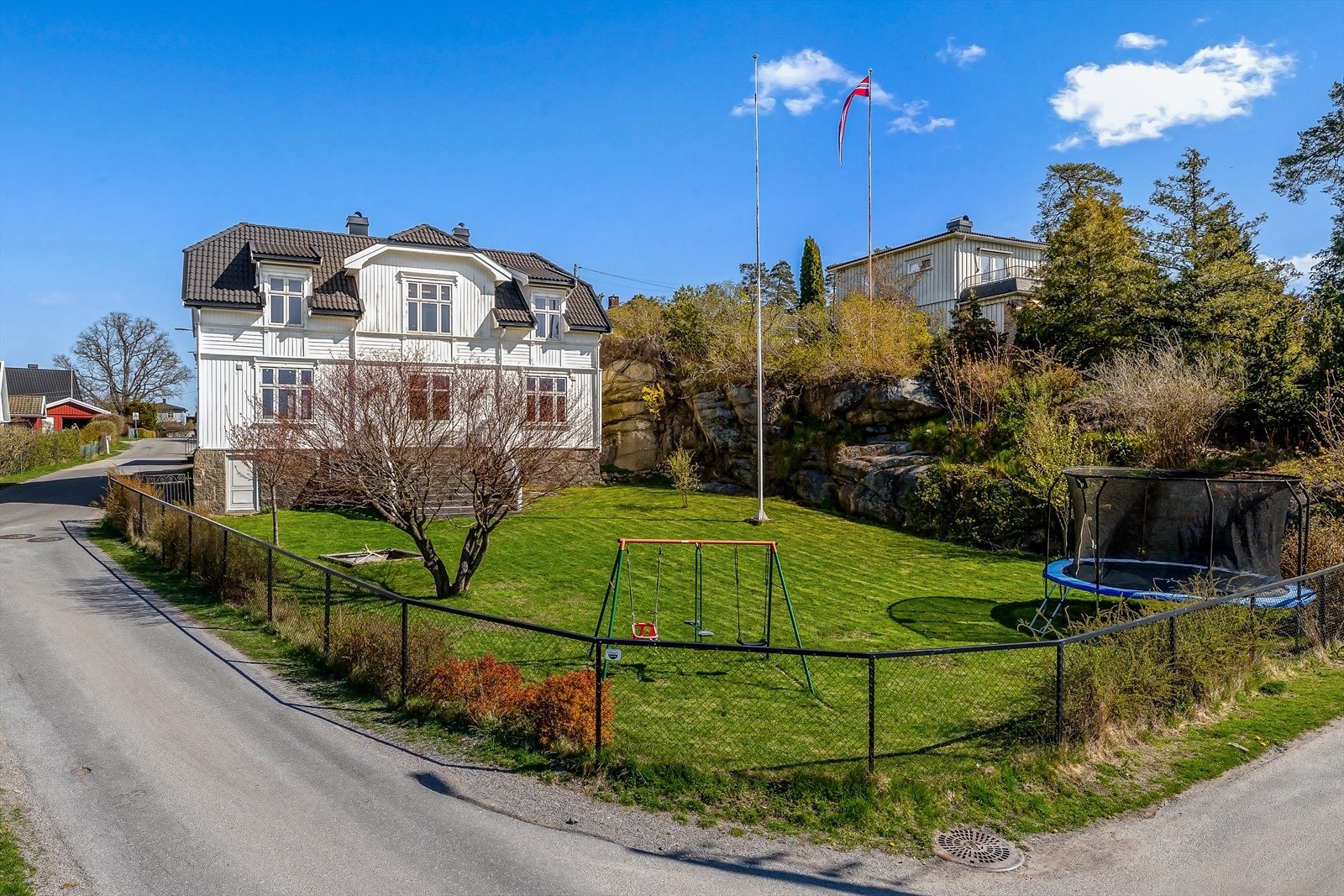 Hagen er inngjerdet og har god plass for lek og aktiviteter. Galleribilde