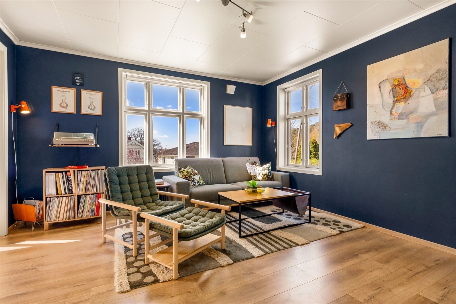 Store vindusflater gir godt med lys til oppholdsrommene. Galleribilde