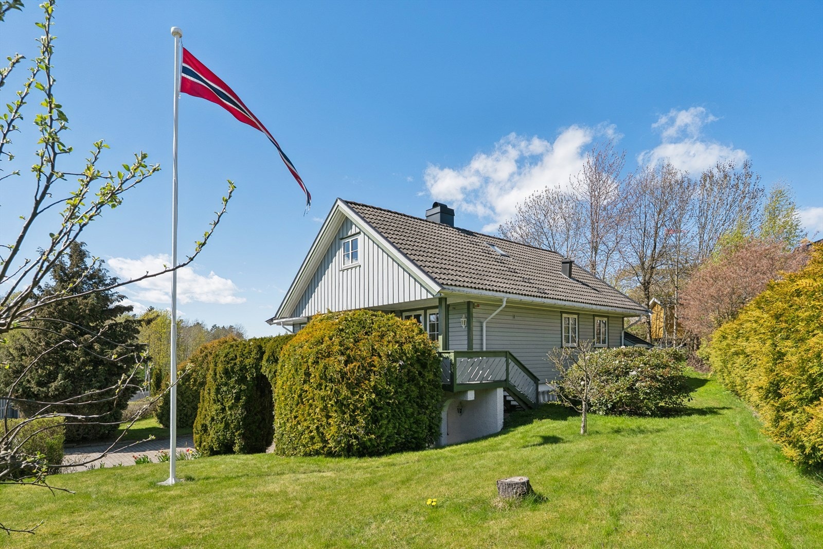 Pent opparbeidet og beplantet. Solrik hage, boltreplass for både store og små. Her finner man hyggelige uteplasser hvor en kan sitte lunt, usjenert og nyte flotte dager. Boligen er fint plassert i terrenget og har herlige solforhold. Flaggstang. Galleribilde