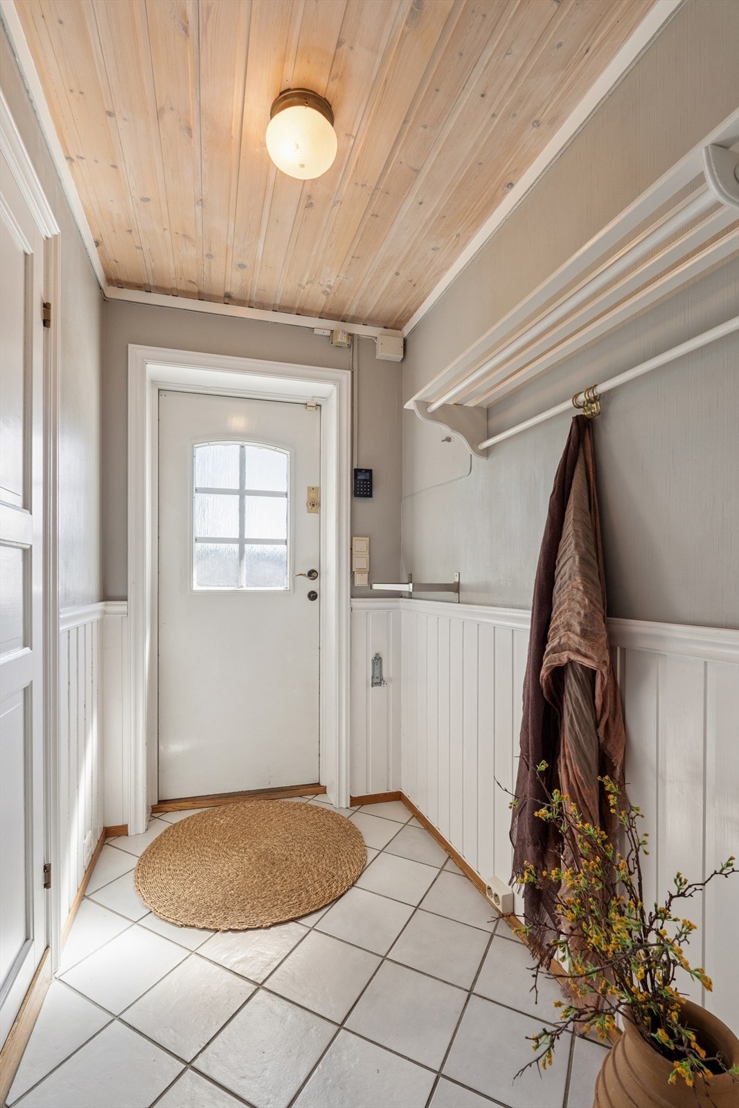 Trivelig entrè med fliser på gulv - god plass til å henge fra seg ytterklær. Galleribilde