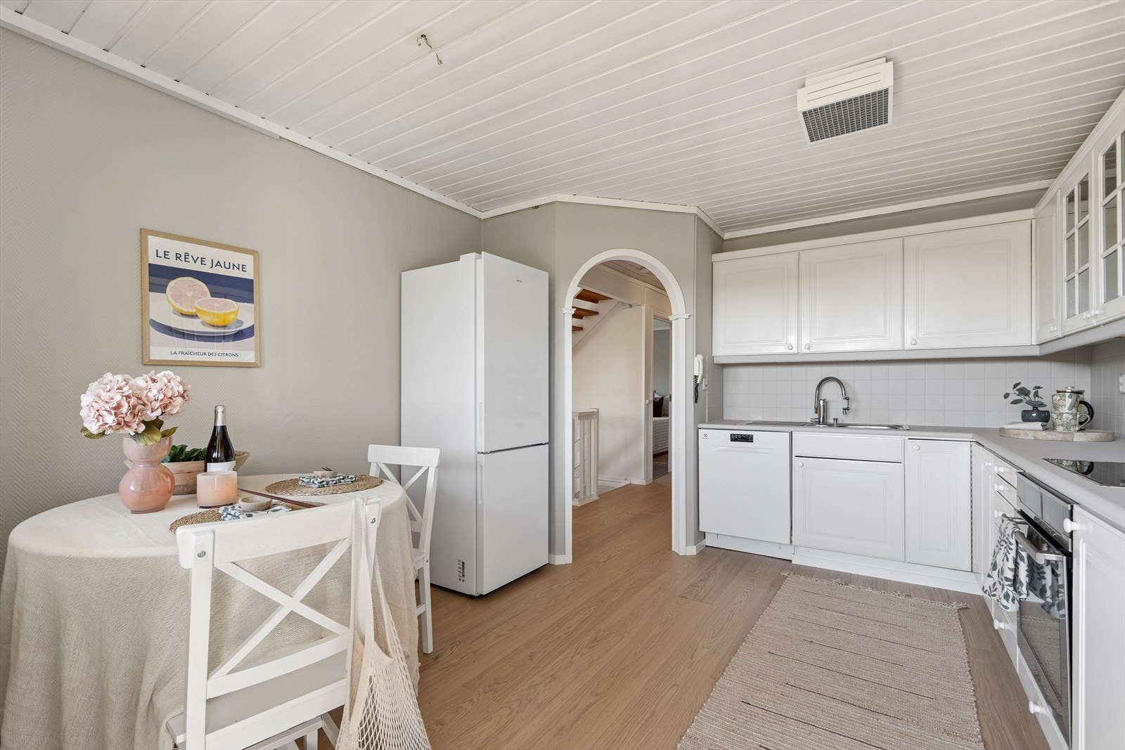 Fin spiseplass - Her inviteres det til en rolig kopp med morgenkaffe - Eller en rask matbit til folk på farten. Galleribilde
