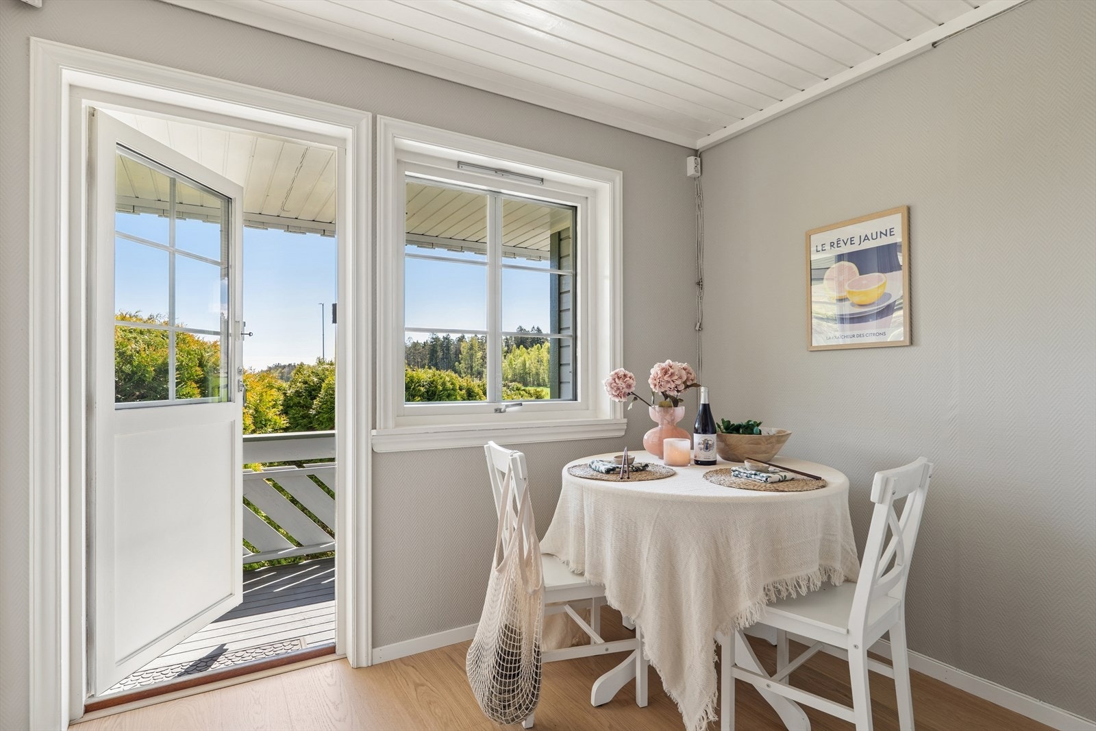 Direkte utgang til terrasse fra kjøkkenet gjør det enkelt å nyte morgenkaffen utendørs. Galleribilde