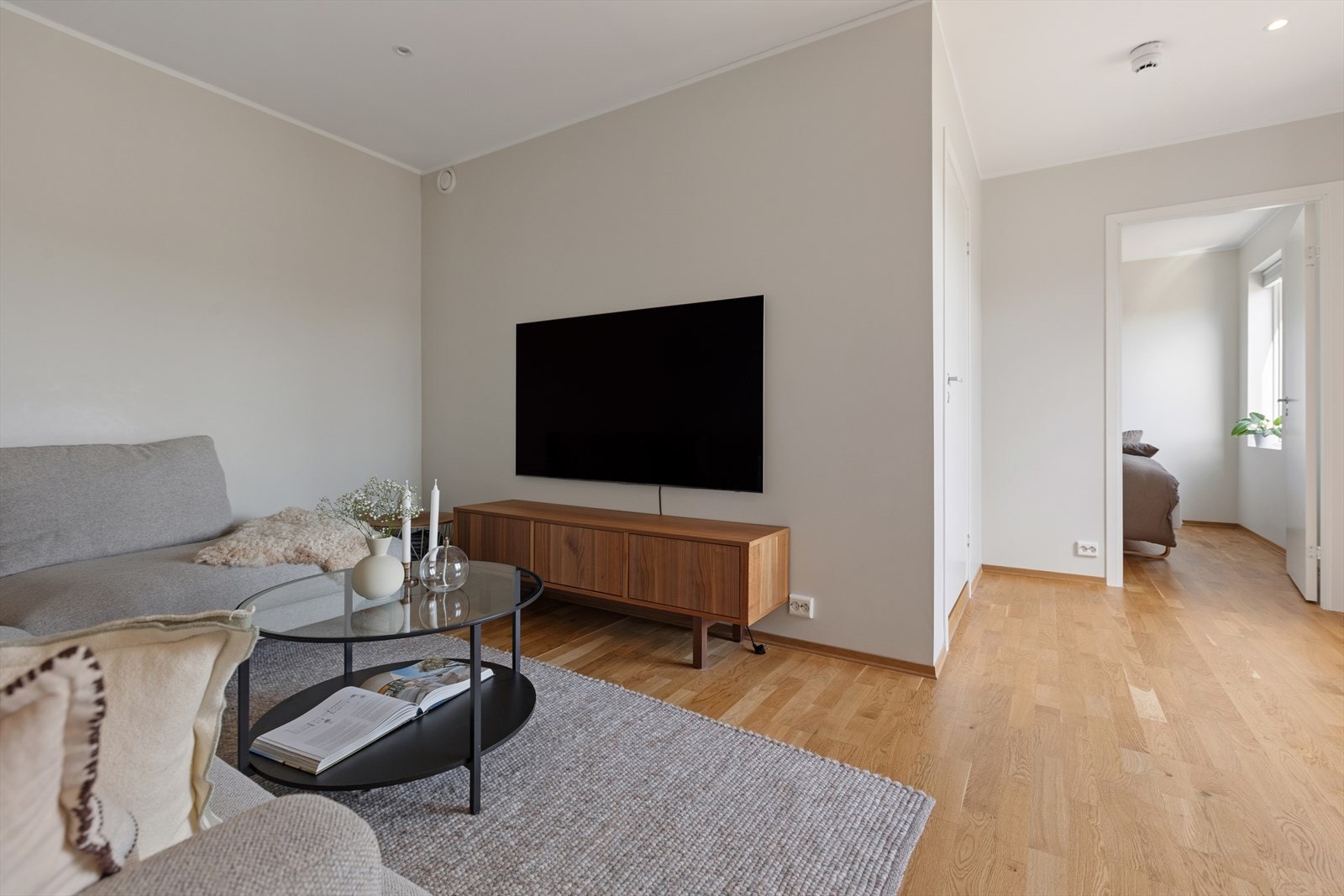 Videre opp til toppetasjen, kommer du inn til en ekstra stue med plass til sofagruppe og TV-krok. Spotter i tak. Galleribilde