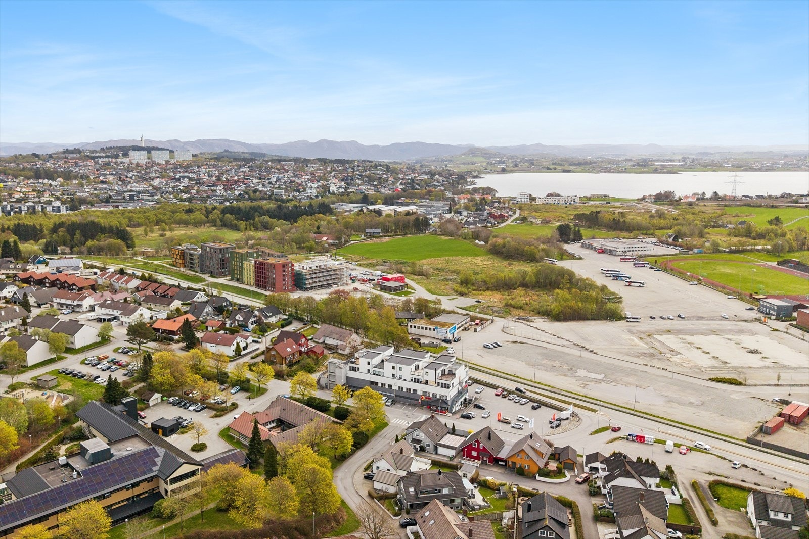 Fast parkeringsplass m/el-lader i tillegg til ekstern bod for oppbevaring. Galleribilde
