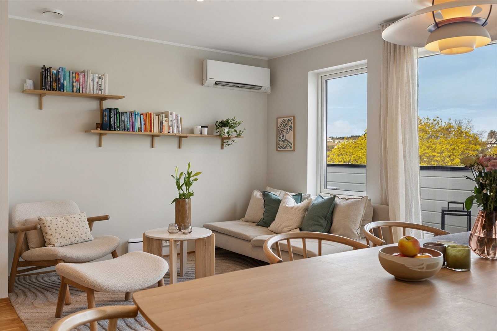 Leiligheten har både balansert ventilasjon i tillegg til varmepumpe som sørger for jevn varme. Galleribilde