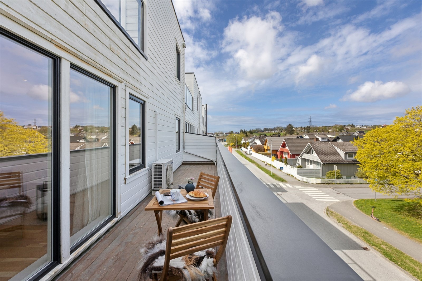 Terrasse på ca. 16 kvm som kan møbleres etter behov m/kveldssol. Galleribilde