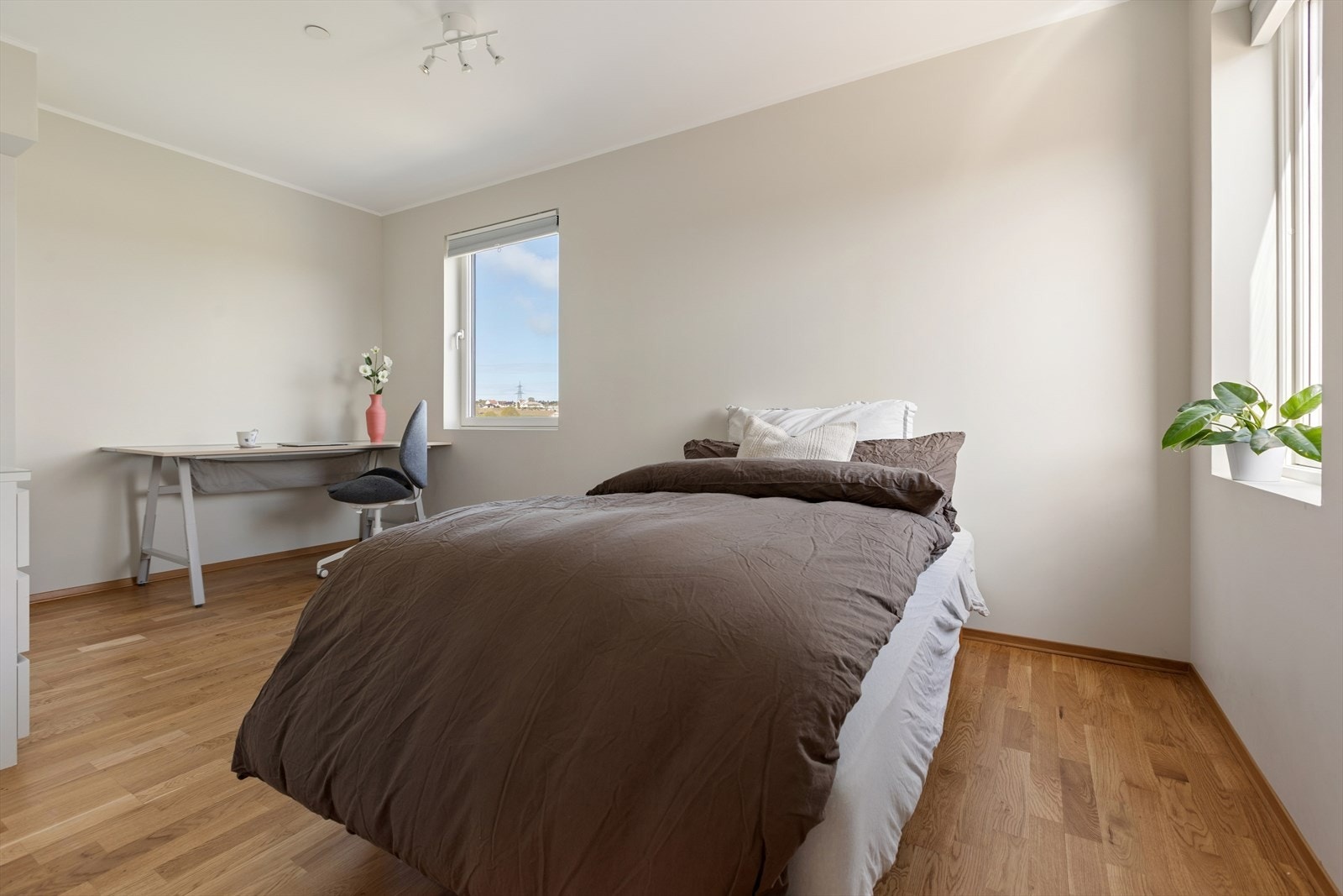 Boligen har to soverom, fordelt over to etasjer. I hoveddetasjen finner du et romslig soverom med god plass til en stor dobbeltseng, garderobeskap i tillegg til kontorbord. Galleribilde