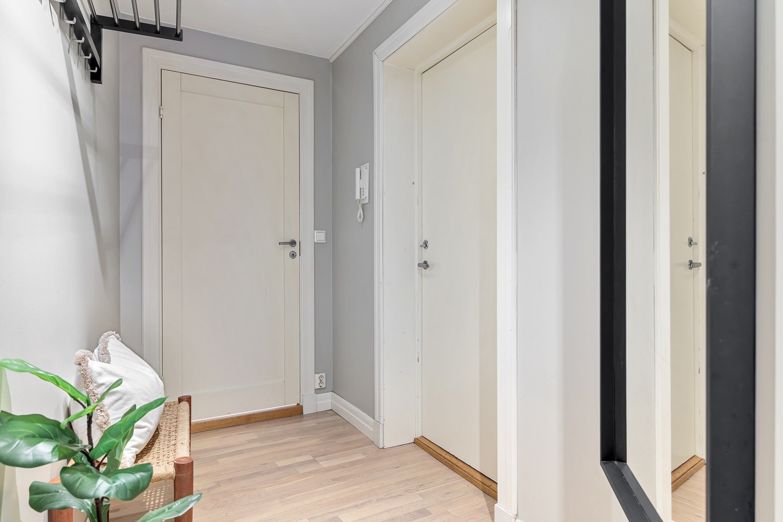 Lys og hyggelig entré som gir et godt førsteinntrykk av boligen. Galleribilde